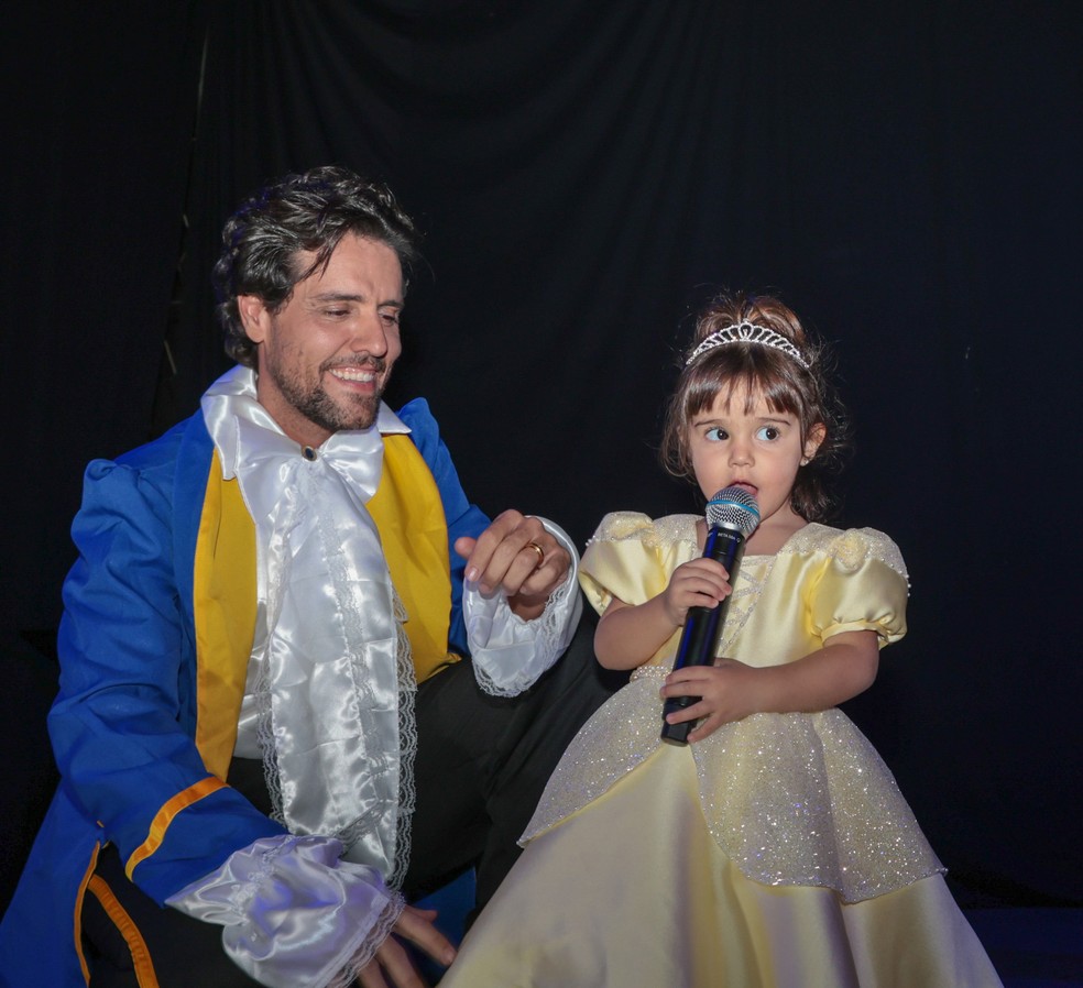 Thiago Arancam e Aline Frare celebram os 2 anos da filha, Angelina — Foto: Tomzé Fonseca/AgNews