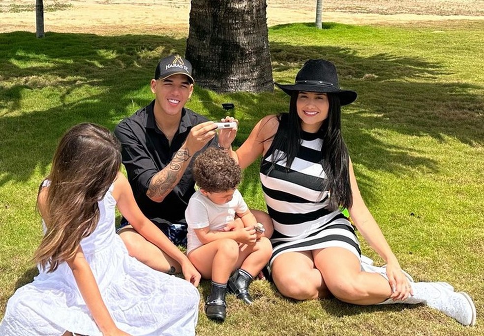 Zé Vaqueiro e Ingra Soares com os filhos mais velhos ao anunciarem a gravidez de Arthur — Foto: Reprodução/Instagram