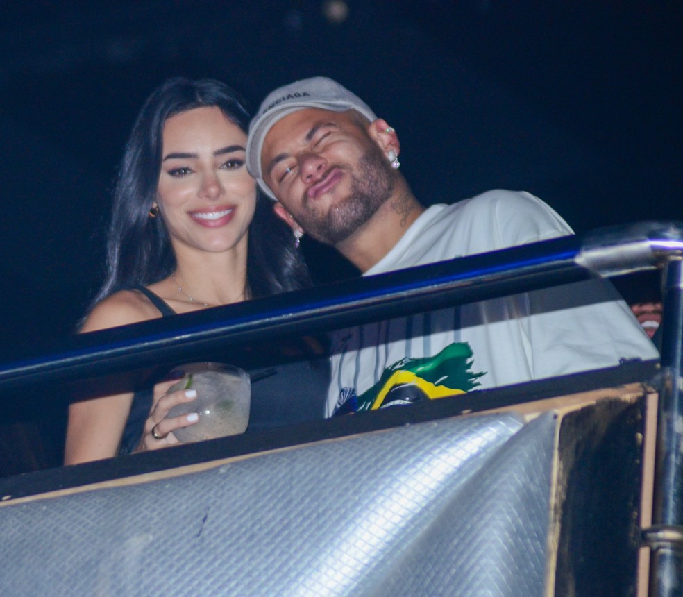 Neymar e Bruna Biancardi trocam beijos — Foto: Araujo / Agnews