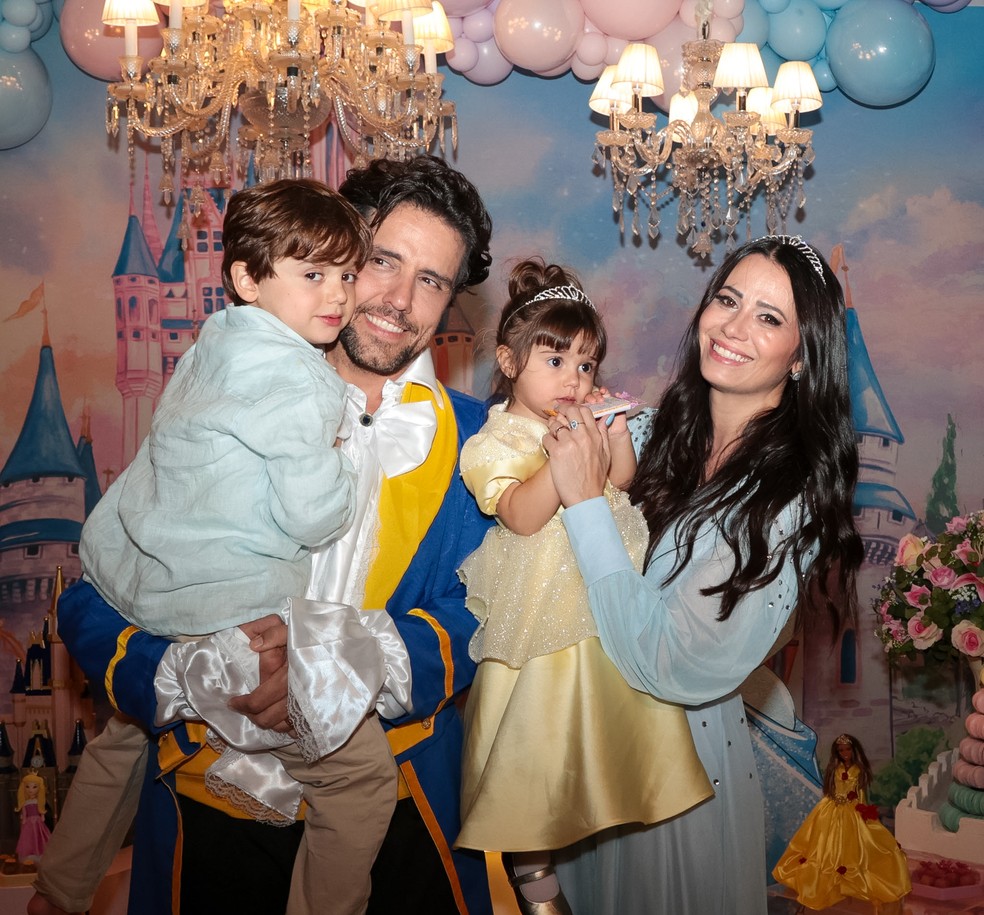 Thiago Arancam e Aline Frare celebram os 2 anos da filha, Angelina — Foto: Tomzé Fonseca/AgNews