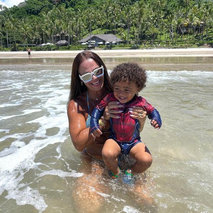 Viviane Araújo curtiu dia de praia com a família