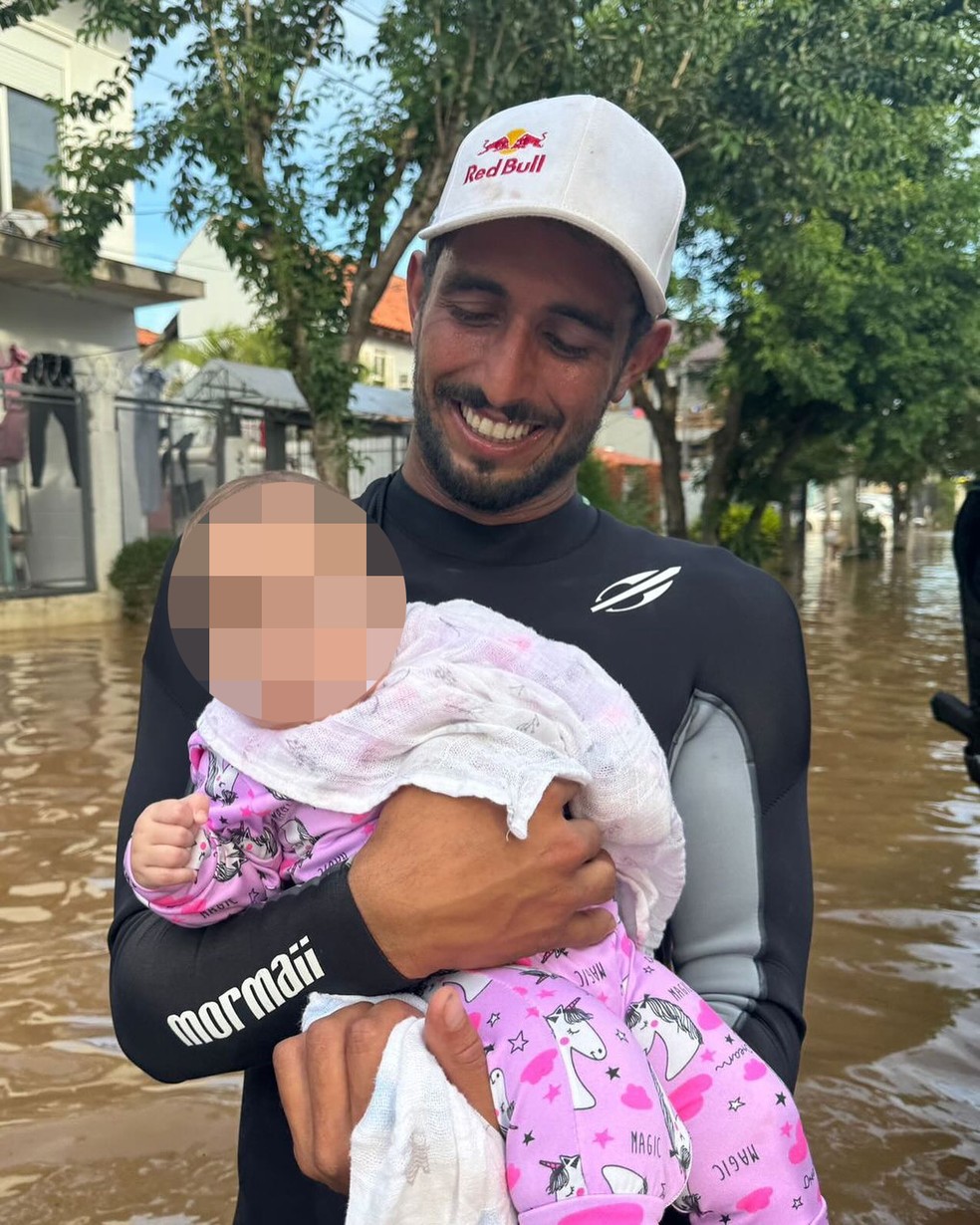 Esposa de Lucas Chumbo se emociona com resgate de bebê pelo marido — Foto: Reprodução/Instagram