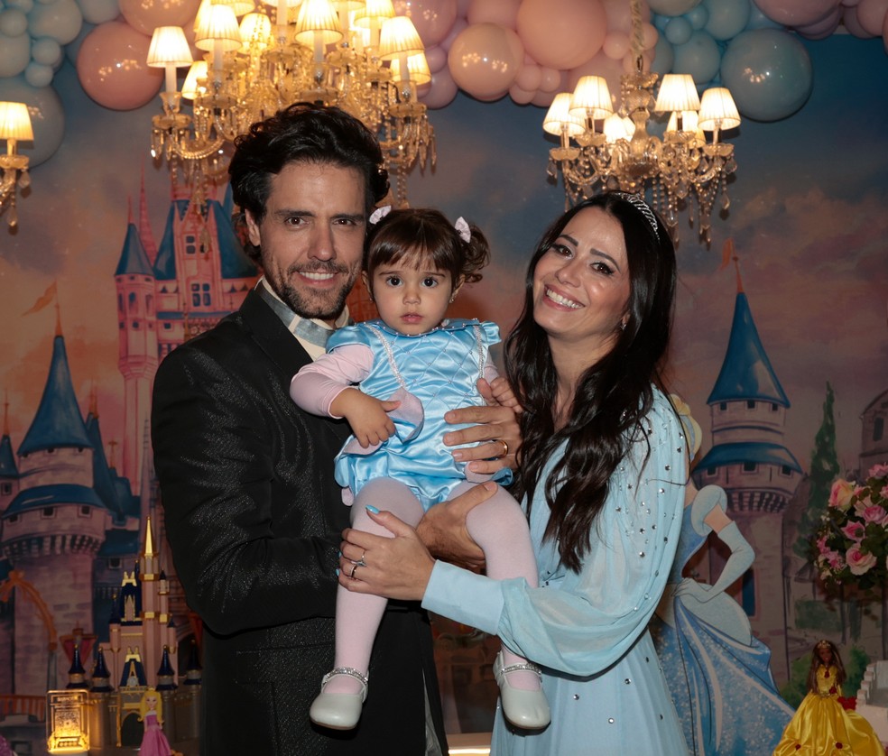 Thiago Arancam e Aline Frare celebram os 2 anos da filha, Angelina — Foto: Tomzé Fonseca/AgNews