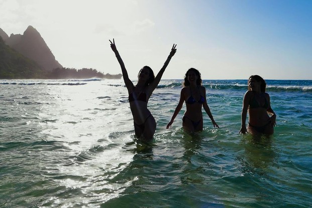 Alessandra Ambrosio com amigas