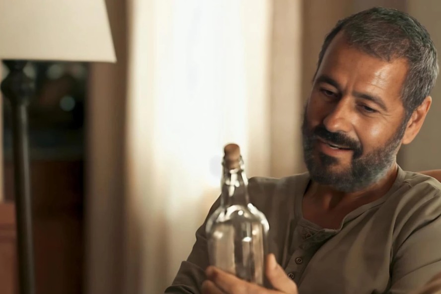 José Inocêncio (Marcos Palmeira) interage com diabinho em garrafa na novela 'Renascer' (Globo, 2024)