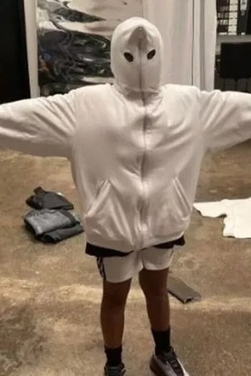 Kanye West foi criticado por vestir North West com roupa que lembra grupo supremacista Klu Klux Klan