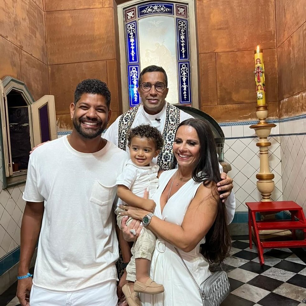 Viviane Araújo e Guilherme Militão batizam Joaquim — Foto: Cris Monteiro