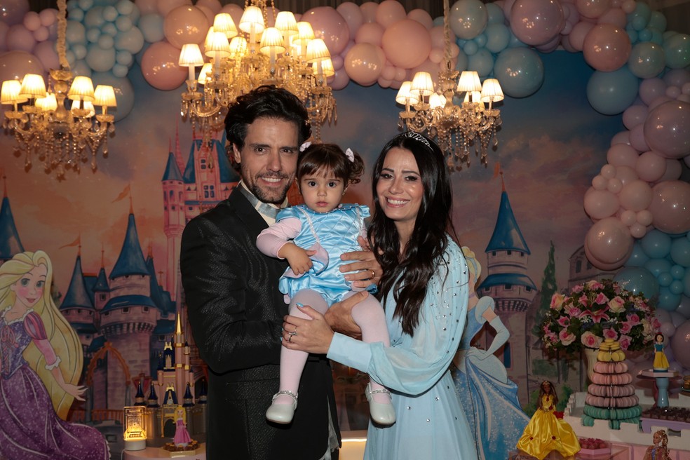 Thiago Arancam e Aline Frare celebram os 2 anos da filha, Angelina — Foto: Tomzé Fonseca/AgNews