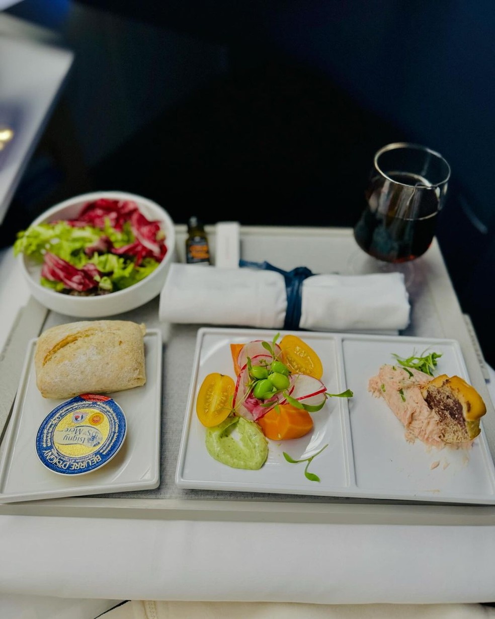 A comida da classe executiva do voo de Jojo Todynho para Paris — Foto: Reprodução/Instagram Jojo Todynho