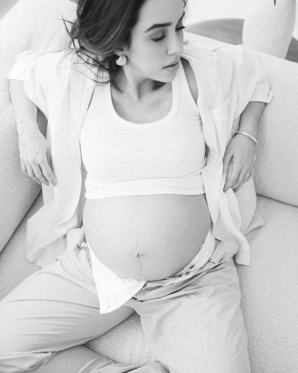 Bruna Marquezine se emociona com gravidez de Juliana Montesanti, sua empresária e amiga, que é casada com Marcelo Borges — Foto: Pitanga Fotografia