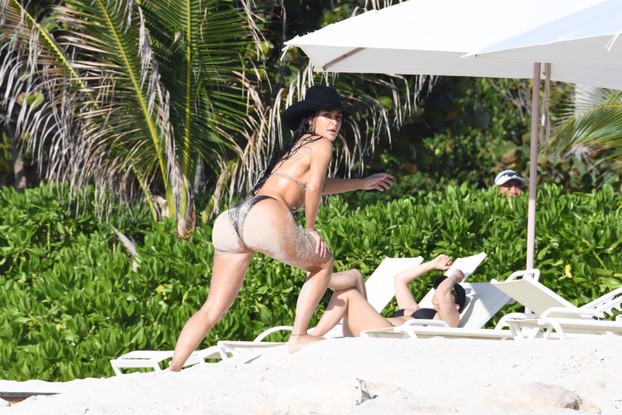 Kim Kardashian em dia de praia com Khloé e Kourtney