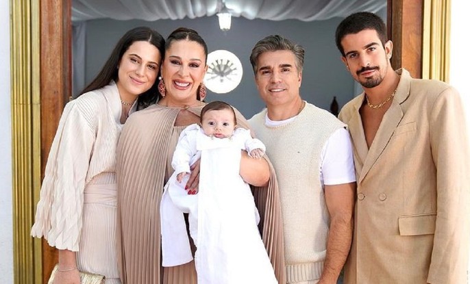 Jarbas Homem de Melo posa com a mulher, Claudia Raia, o filho Luca e os enteados, Sophia e Enzo