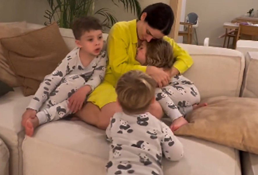 Sabrina Petraglia e os filhos: Gael, Maya e Léo
