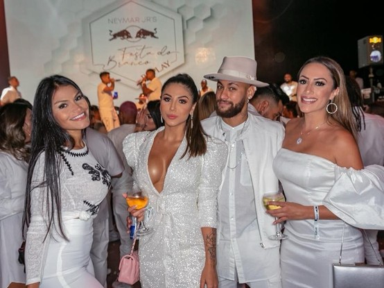 Jheny Santucci posa coladinha a Neymar na festa de aniversário dele, em Paris