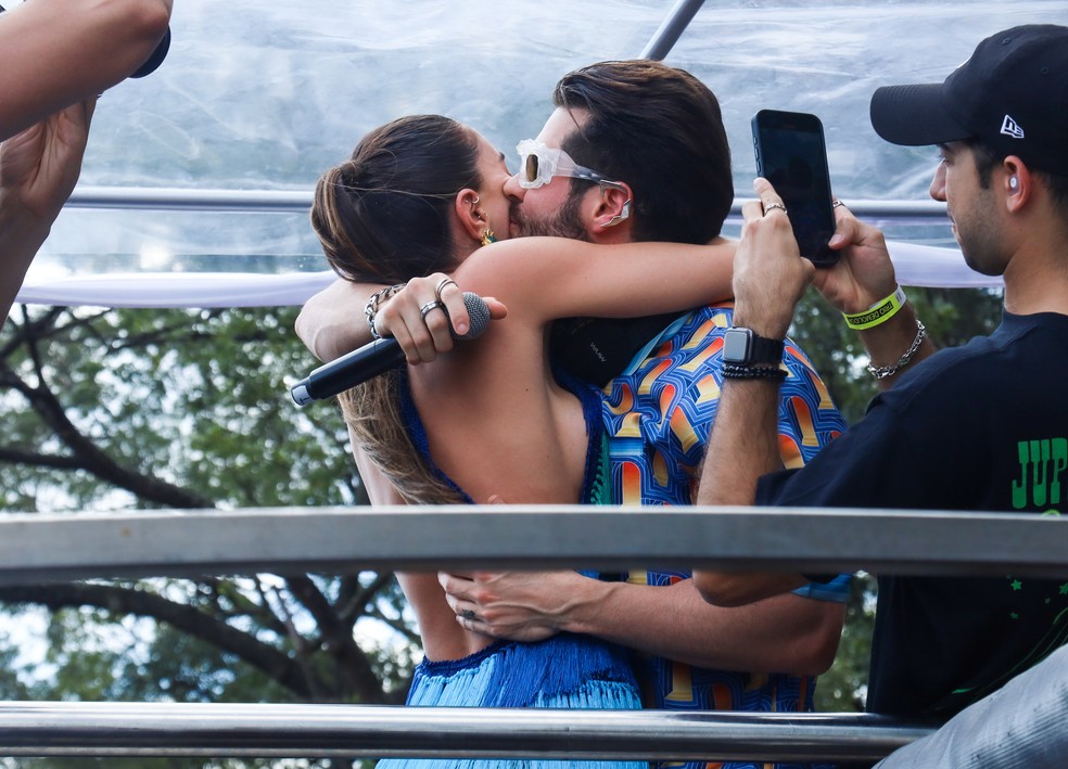 Alok beija a mulher, Romana, em trio elétrico — Foto: Claytodn Felizardo/Brazil News
