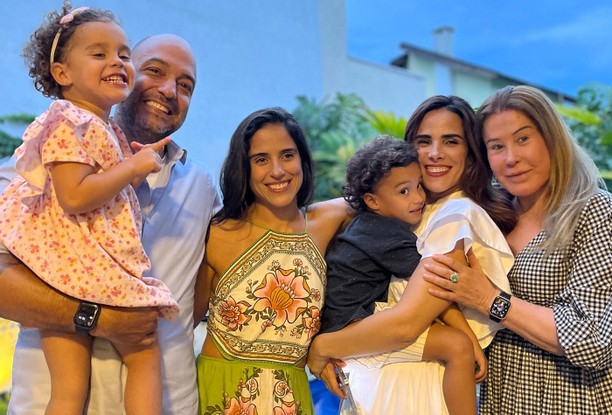 Camilla Camargo (centro) com o marido, Leonardo Lessa, os filhos, Wanessa Camargo e Zilu Godói