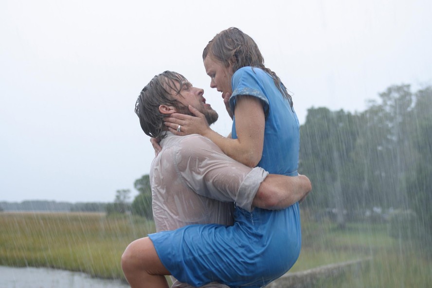 Rachel McAdams e Ryan Gosling em cena de 'Diário de Uma Paixão' (2004)