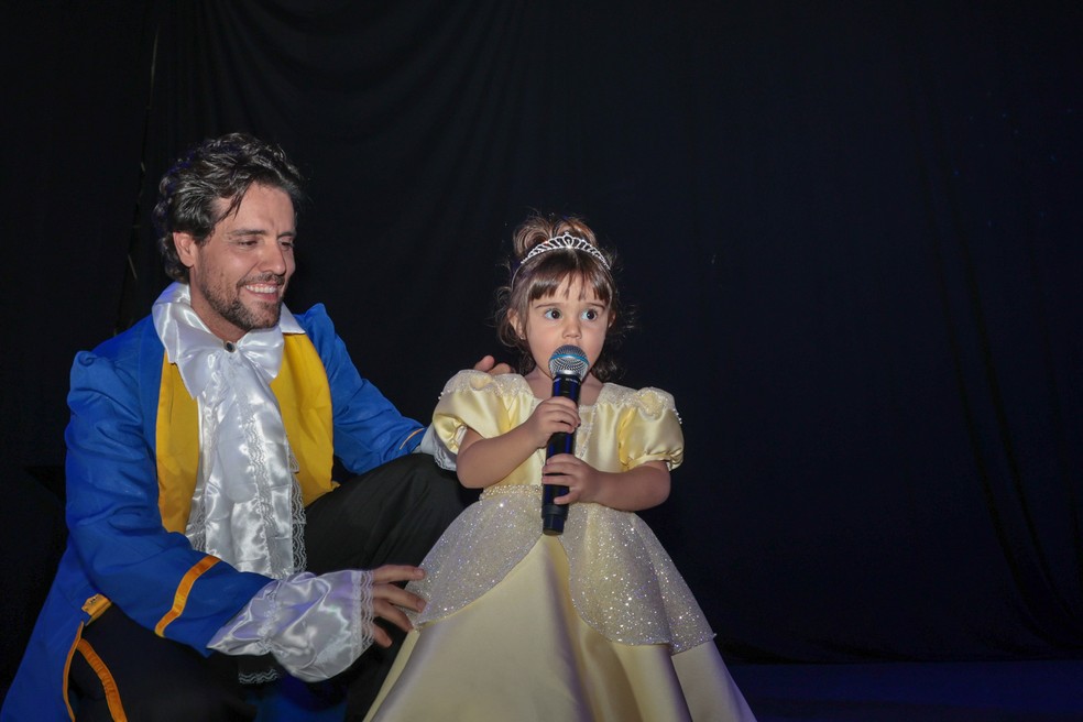 Thiago Arancam e Aline Frare celebram os 2 anos da filha, Angelina — Foto: Tomzé Fonseca/AgNews