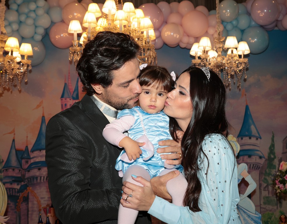 Thiago Arancam e Aline Frare celebram os 2 anos da filha, Angelina — Foto: Tomzé Fonseca/AgNews