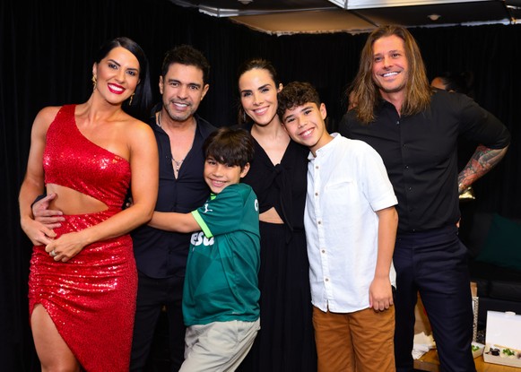 Zezé DI Camargo recebe Wanessa, Graciele, Dado e netos em show