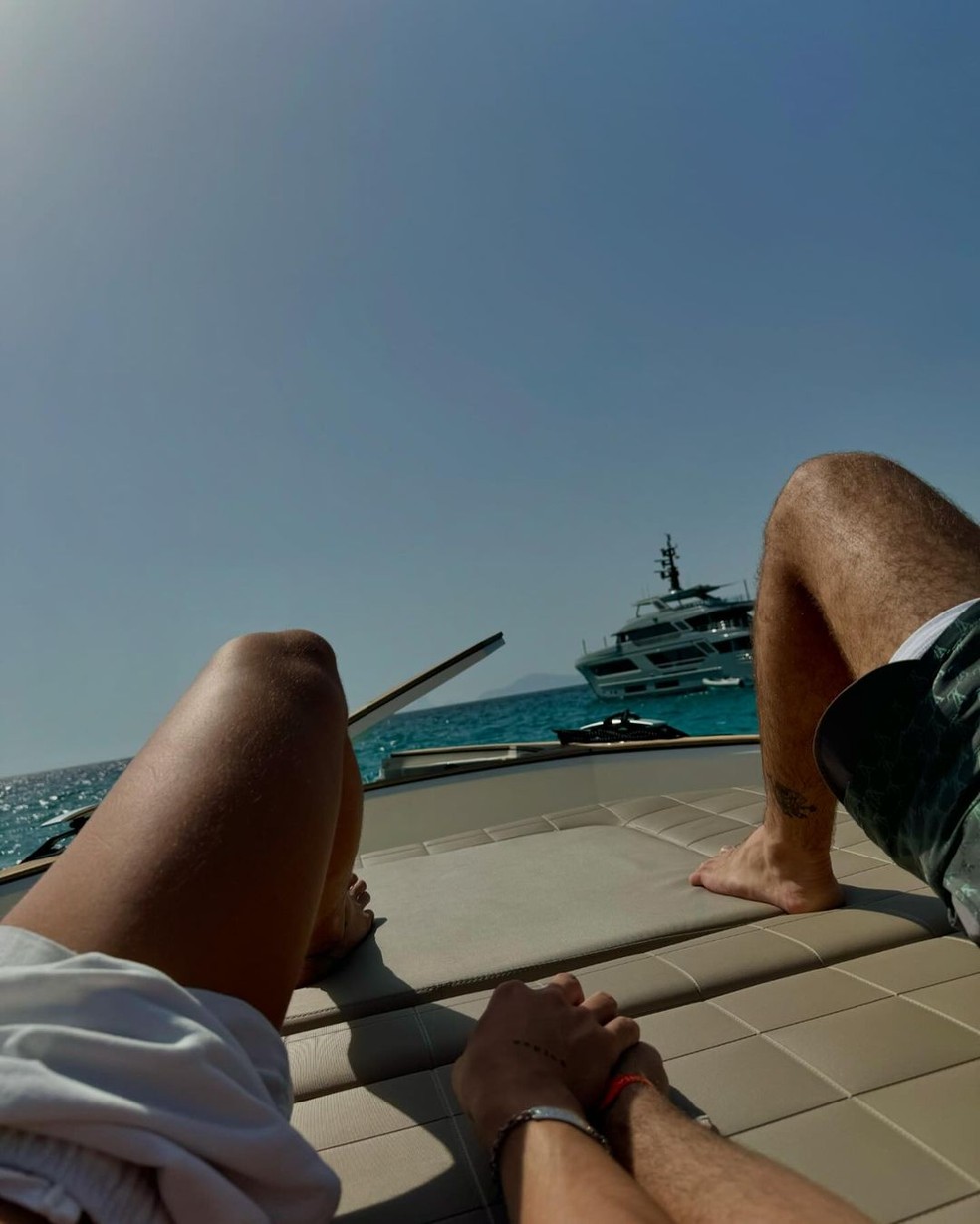 Henrique Meinke em passeio de barco com Pedro Sampaio — Foto: Reprodução/Instagram