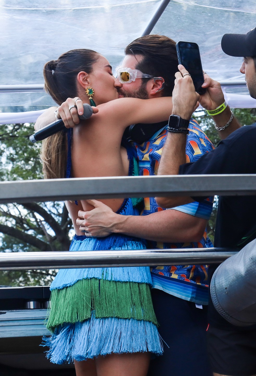 Alok beija a mulher, Romana, em trio elétrico — Foto: Clayton Felizardo/Brazil News