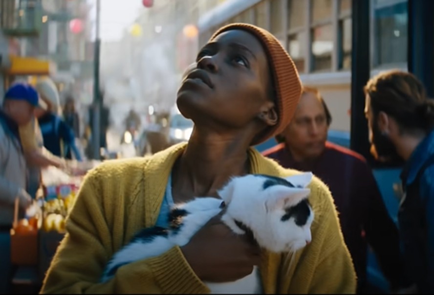 (Samira) Lupita Nyong'o e seu gato em 'Um Lugar Silencioso - Dia Um'