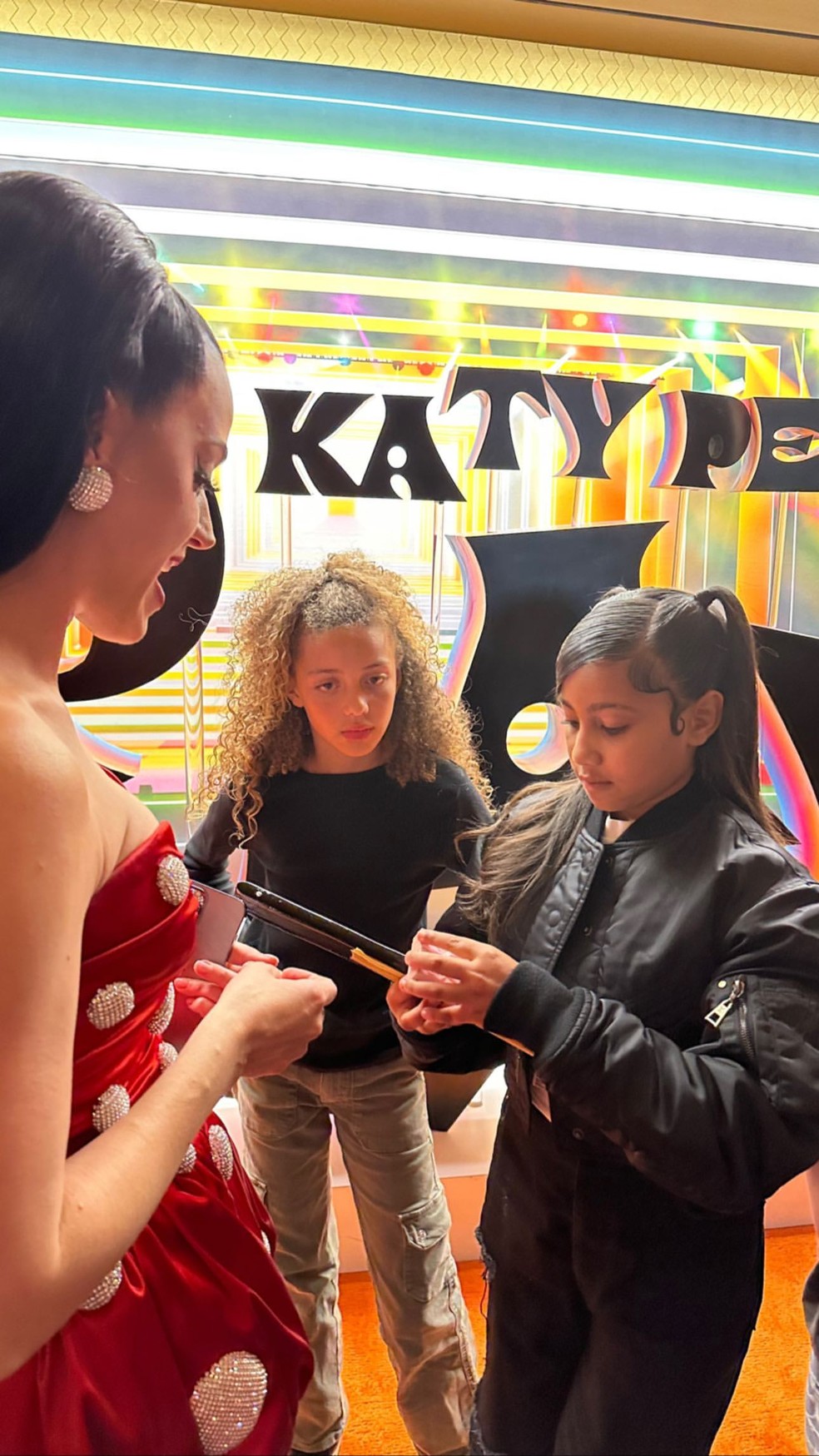 Kim Kardashian levou a filha, North, a sobrinha, Penelope, e amigas ao show de Katy Perry em Las Vegas — Foto: Reprodução / Instagram