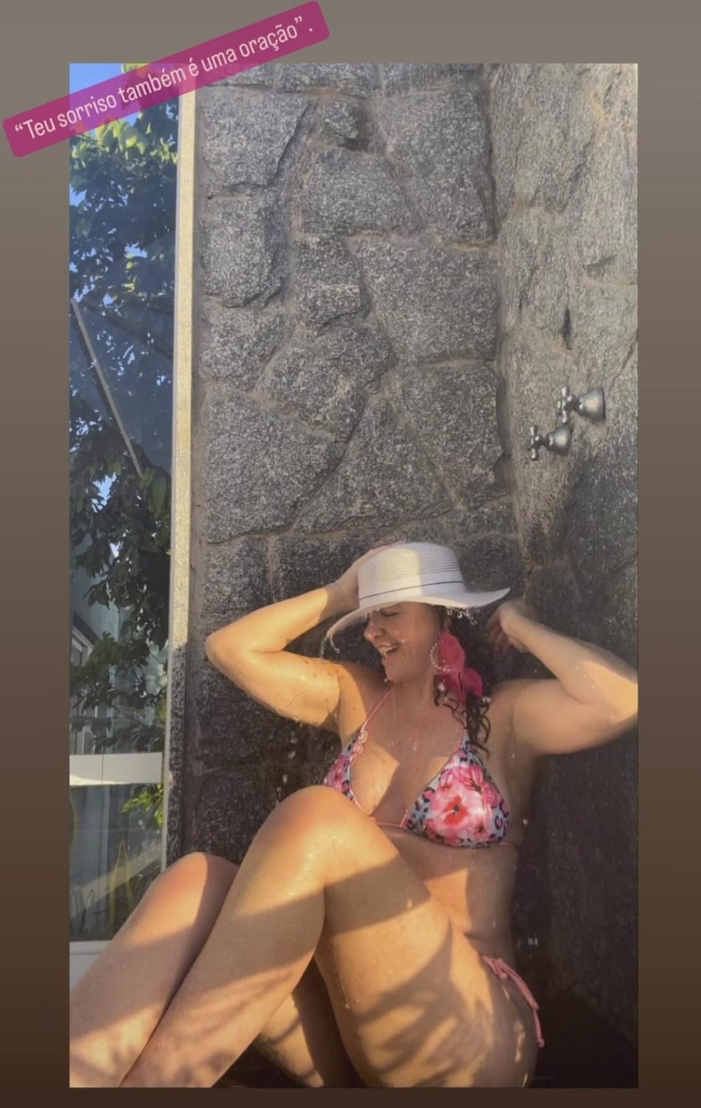 Luma de Oliveira abre álbum de fotos tomando ducha de biquíni — Foto: Instagram