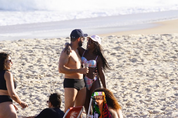 Erika Januza em clima de romance na praia