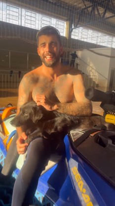 Pedro Scooby salva cachorro em uma moto aquática no Rio Grande do Sul