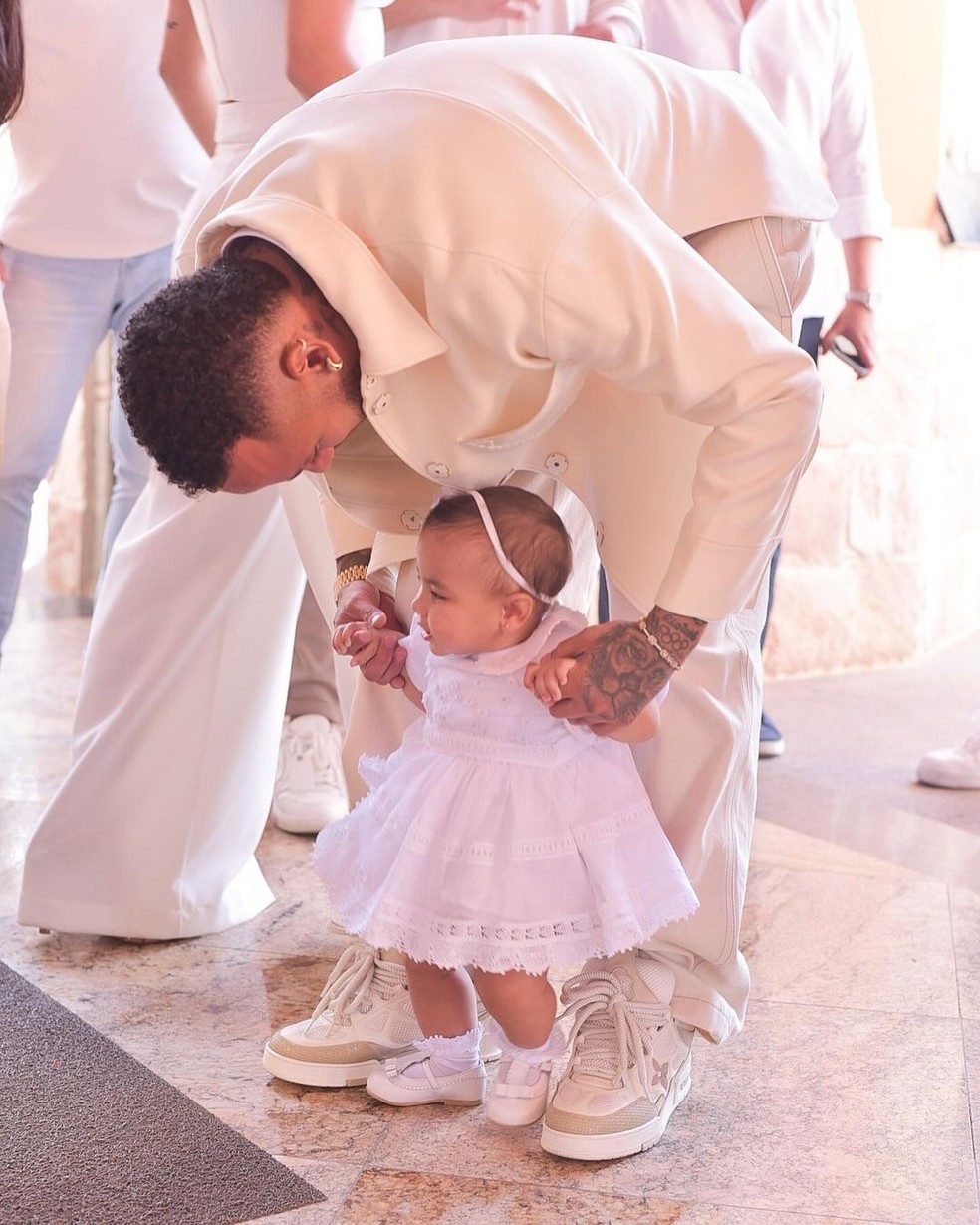 Neymar brinca com Mavie durante o batismo — Foto: Reprodução/Instagram