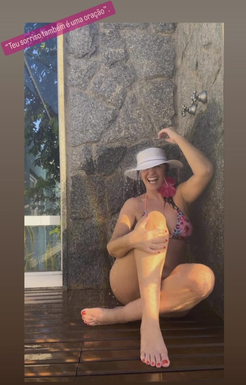 Luma de Oliveira abre álbum de fotos tomando ducha de biquíni — Foto: Instagram