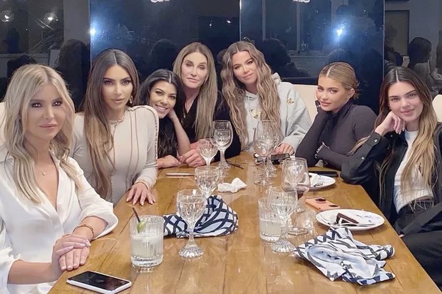 Kim, Kourtney e Khloé Kardashian, Caitlyn Jenner e  as filhas, Kendall e Kylie Jenner
