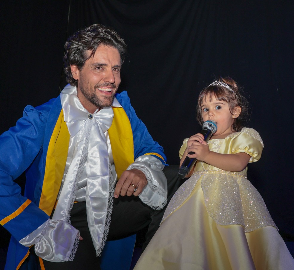 Thiago Arancam e Aline Frare celebram os 2 anos da filha, Angelina — Foto: Tomzé Fonseca/AgNews