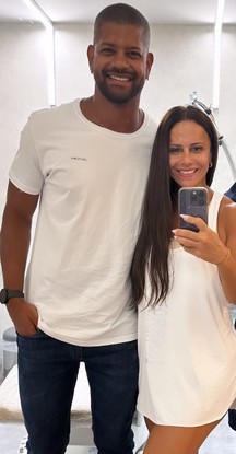 Viviane Araújo fez selfie com Guilherme Militão após o procedimento estético