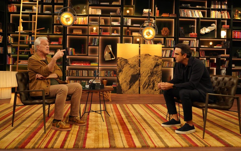 Pedro Bial entrevista Tadeu Schmidt no 'Conversa com Bial' — Foto: Maurício Fidalgo/TV Globo