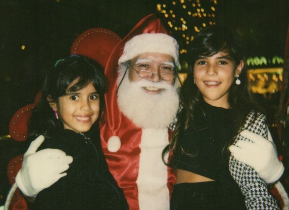 As irmãs Camilla Camargo e Wanessa Camargo com o Papai Noel