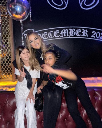 Khloé Kardashian com as sobrinhas Penelope e North West