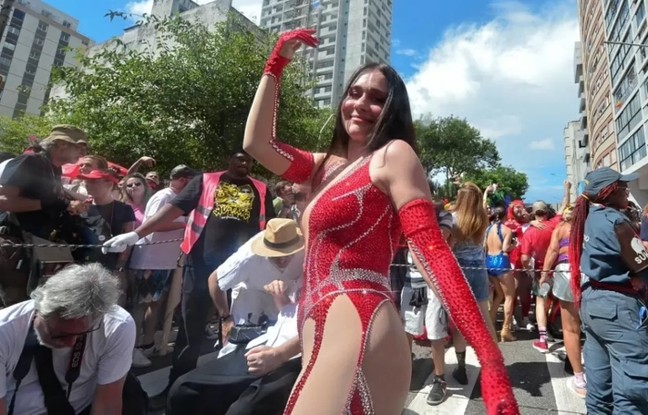 Alessandra Negrini como rainha do bloco Acadêmicos do Baixo Augusta no Carnaval 2023