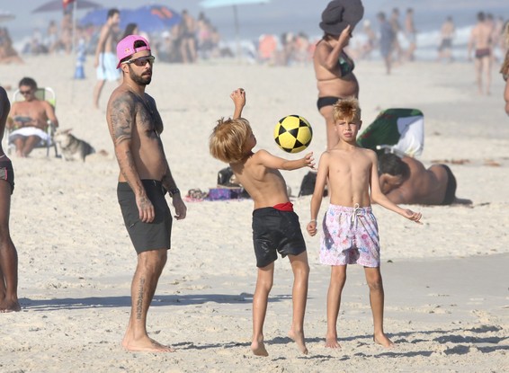 Pedro Scooby joga altinha com os filhos na Praia da Barra