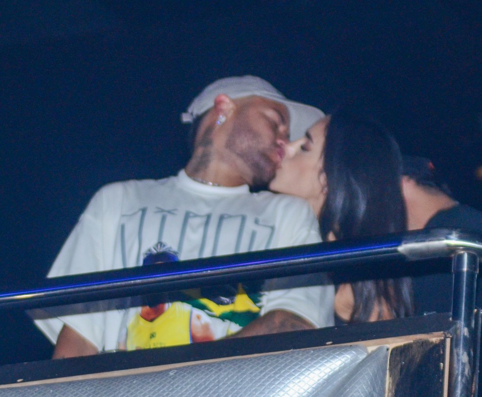 Neymar e Bruna Biancardi trocam beijos — Foto: Araujo / Agnews