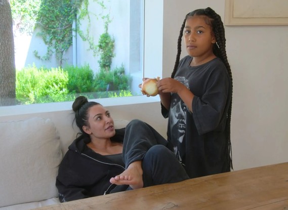 North West decidiu comer uma cebola crua e deixou Kim Kardashian chocada em recente episódio de 'The Kardashians'