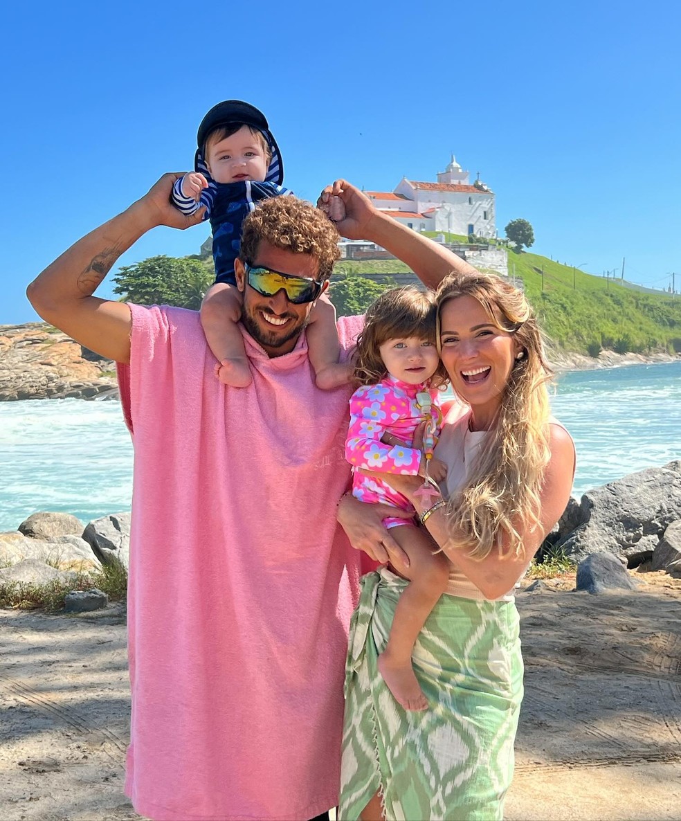 Lucas Chumbo e Monise Alves com os filhos, Maitê e Zion — Foto: Reprodução/Instagram