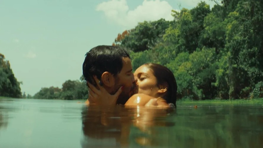 Daniel de Oliveira e Sophie Charlotte em cena caliente do filme 'O Rio do Desejo' (2023)