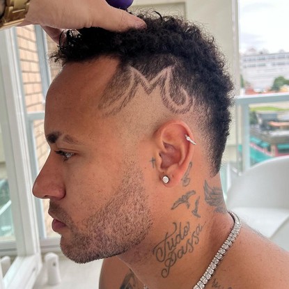 Neymar fez um 'M' na cabeça ao cortar o cabelo