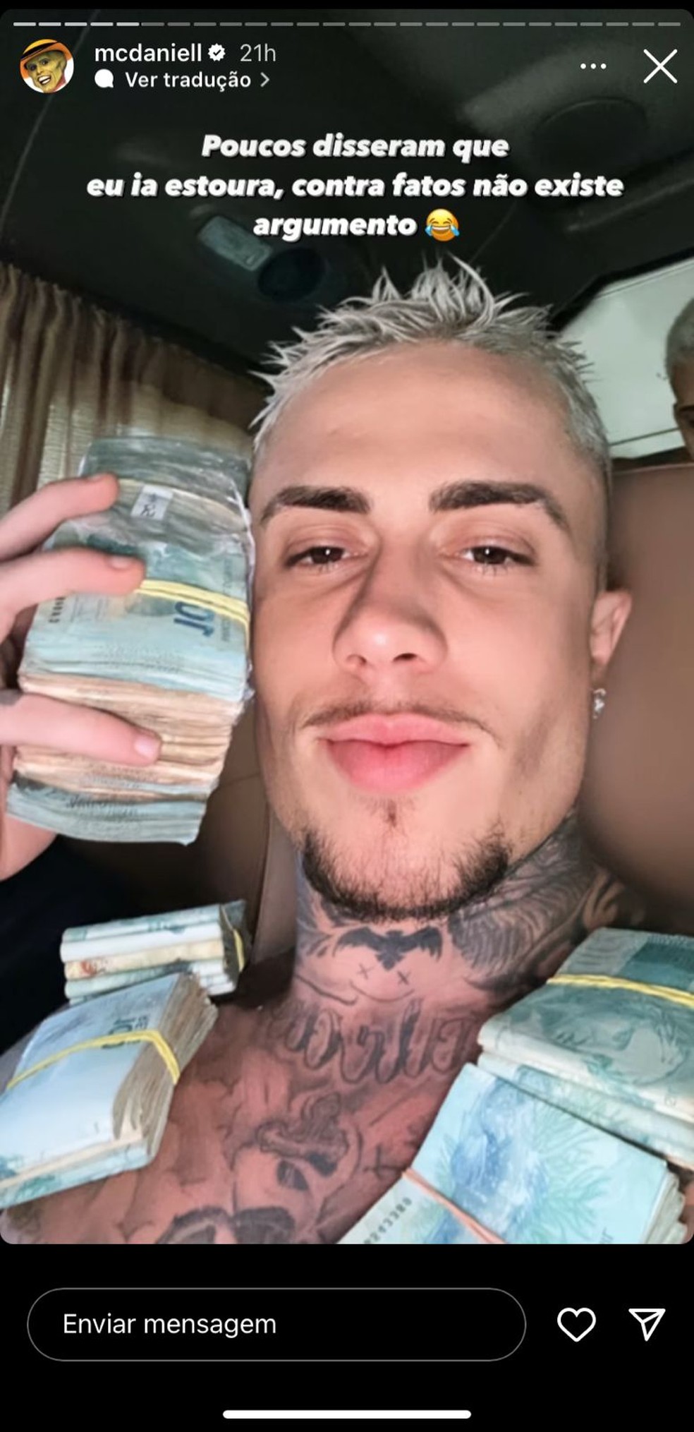 MC Daniel ostenta bolos de dinheiro e revela cachê de shows — Foto: Reprodução | Instagram