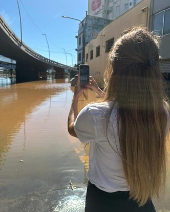 Patrícia Poeta durante cobertura das enchentes