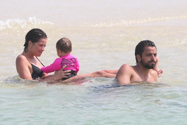 Agatha Moreira e Rodrigo Simas curtem dia na praia com Yanna Lavigne e as sobrinhas
