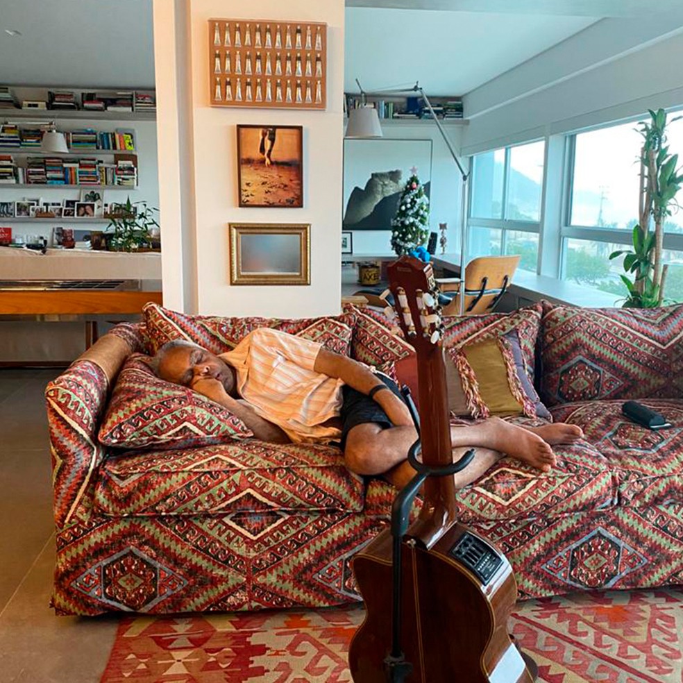Gilberto Gil em sua sala no Edifício Chopin — Foto: Reprodução/Instagram